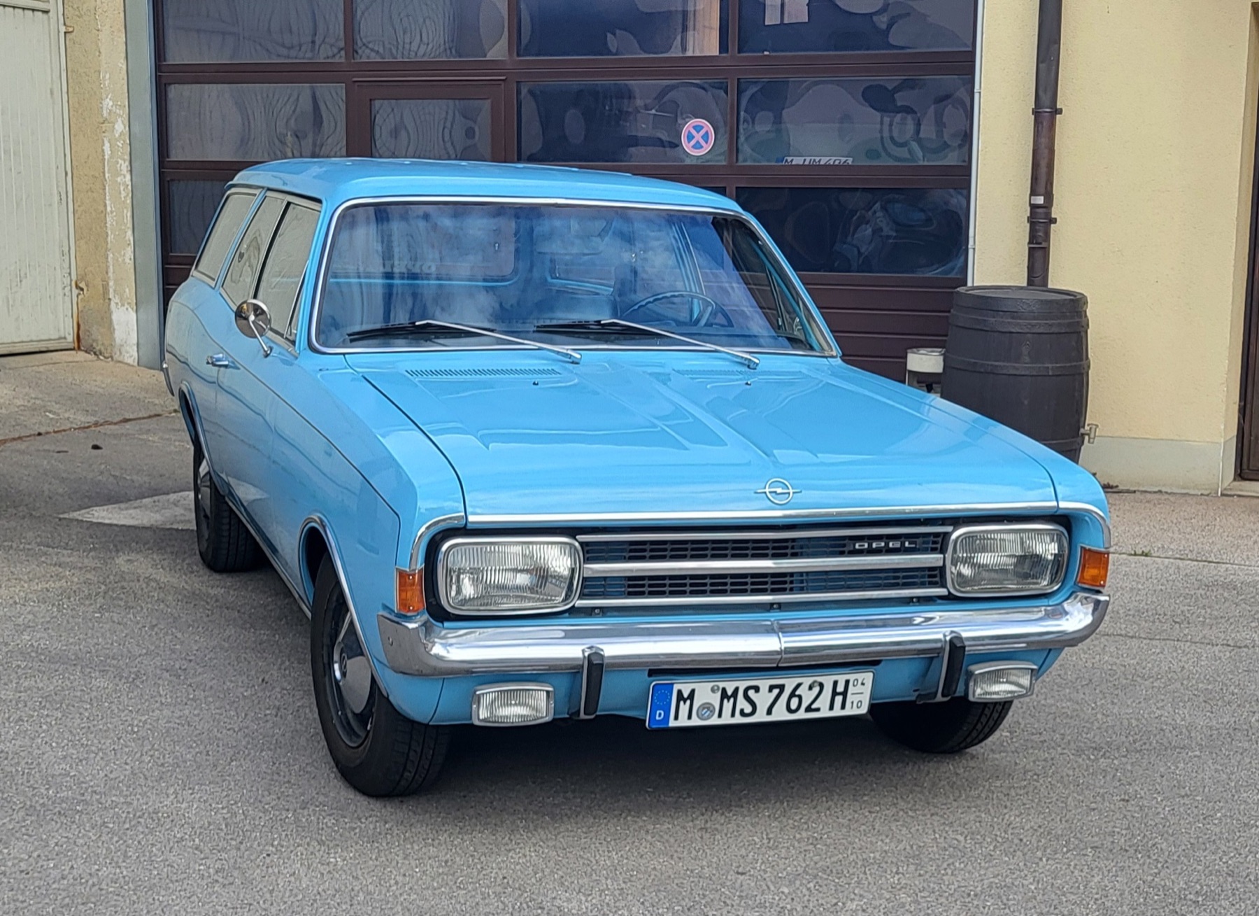 Blauer Oldtimer für eine Kurzbewertung