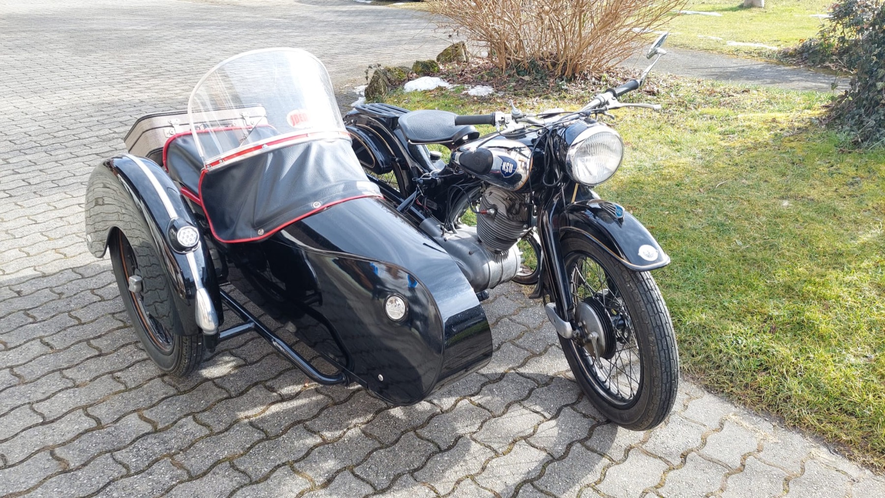 Historisches Motorrad mit Seitenwagen